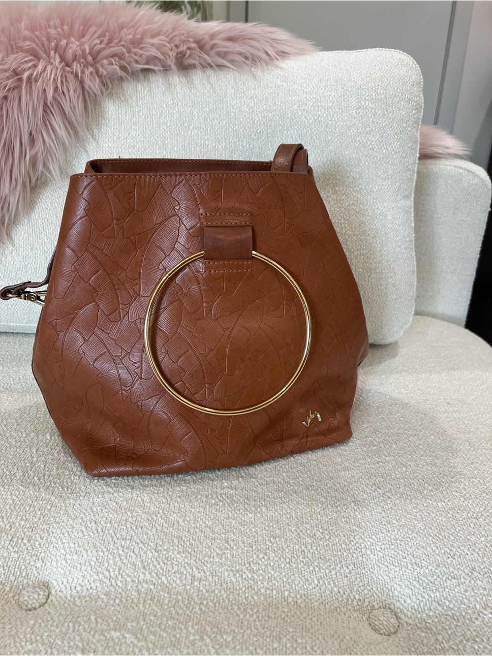Vélez Colombian Leather Crossbody Bucket Bag Cognac | Gold Ring Hardware